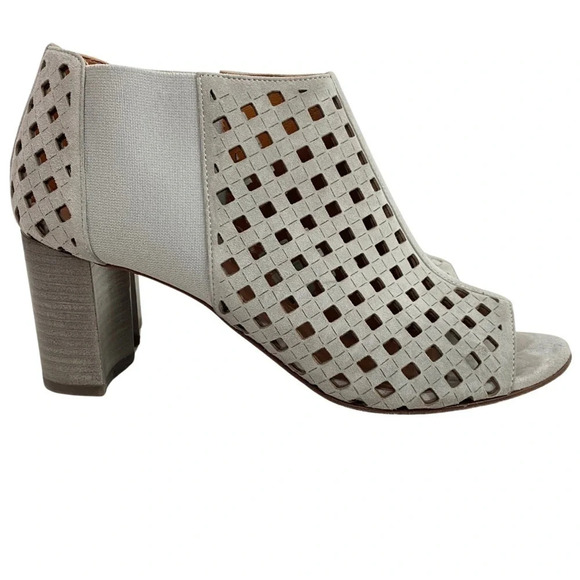 Aquatalia Shari Laser Cut Booties Women Size 9 Light Grey Leather Suede Heel EUC - Picture 2 of 13